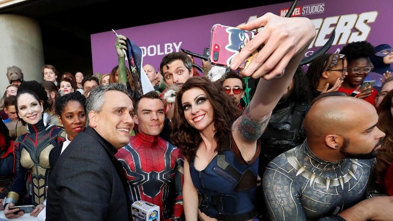 Sejumlah penggemar film Marvel kumpul untuk berfoto dengan sang idola saat penayangan perdana 