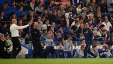 Manajer Chelsea Maurizio Sarri dan pelatih Burnley Sean Dyche pun sempat beradu argumen di tengah pertandingan. (Reuters/Andrew Boyers)