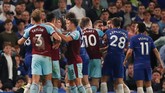 Keributan antarpemain Chelsea dan Burnley dikabarkan berlanjut hingga lorong ganti pemain. Hasil imbang ini menjadi kerugian bagi Chelsea yang tengah berjuang mengamankan posisi empat besar Liga Primer Inggris. (Reuters/Andrew Boyers)