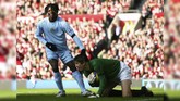 Manchester City menang 2-1 atas Manchester United di Old Trafford pada musim 2007/2008 lewat dua gol Darius Vassell dan Benjani Mwaruari (kiri). Kemenangan itu merupakan yang pertama bagi Man City di Old Trafford sejak 1974. (Photo by PAUL ELLIS / AFP)
