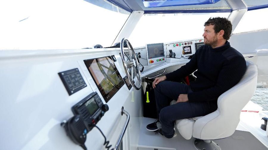 Energy Observer sebuah kapal bertenaga hidrogen menjalani uji perangkat baru berlayar di pelabuhan Amsterdam.