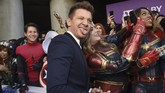 Meski tak ada fan yang berkostum Hawkeye atau Ronin, Jeremy Renner tak sedih. Ia cukup gembira dikelilingi fan perempuan yang berteriak meminta foto bersamanya. (PChris Pizzello/Invision/AP)