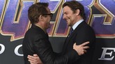 Kemesraan Tony Stark dan Rocket pun ditampilkan oleh Robert Downey Jr dan Bradley Cooper di acara tersebut. (Jordan Strauss/Invision/AP)