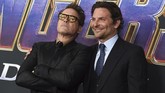 Robert Downey Jr masih bersikap tengil selayaknya Tony Stark. Sedangkan Bradley Cooper yang berperan sebagai Rocket ikut menemani. (Jordan Strauss/Invision/AP)