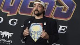 Kevin Smith juga ikut meramaikan karpet merah 'Avengers: Endgame' sebagai undangan. Ia datang dengan kaus bergambar wajah Stan Lee. (Jordan Strauss/Invision/AP)
