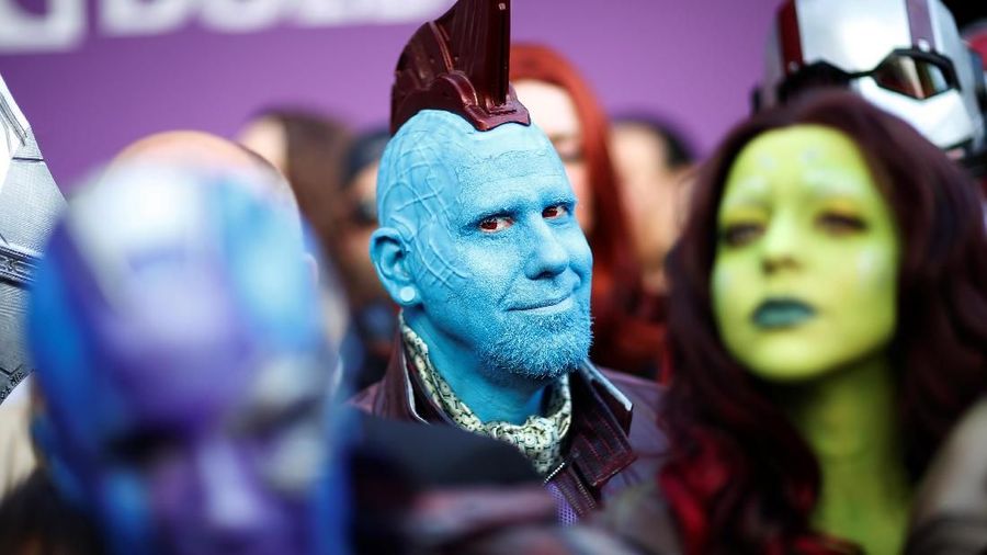 Sejumlah penggemar film Marvel kumpul untuk berfoto dengan sang idola saat penayangan perdana 