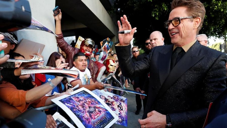 Sejumlah penggemar film Marvel kumpul untuk berfoto dengan sang idola saat penayangan perdana 