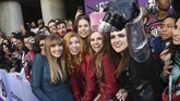 Elizabeth Olsen yang berperan sebagai Scarlet Witch ikut berfoto bersama fan yang heboh menanti para bintang 'Avengers: Endgame'. (PChris Pizzello/Invision/AP)
