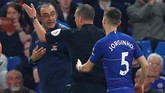 Jelang laga usai, manajer Chelsea, Maurizio Sarri, diusir wasit Kevin Friend karena melakukan protes keras terhadap pemain Burnley yang dianggap sengaja mengulur waktu. (REUTERS/Eddie Keogh)