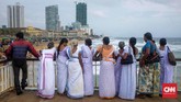 Sore hari waktu yang tepat mengunjungi Pantai Galle Face yang berada di kota Kolombo, Sri Lanka. Pantai di tengah kota ini merupakan pantai publik yang bisa dikunjungi gratis. Pengunjung bisa menikmati jajanan lokal dari lapak PKL yang ramai menjelang senja. (CNNIndonesia/Safir Makki)
