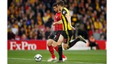 Laga dimulai dengan Roberto Pereyra melakukan kickoff untuk Watford dan bola diberikan kepada bek tengah Craig Cathcart pada laga di Vicarage Road, Selasa (23/4) malam waktu setempat. (Reuters/Andrew Boyers)