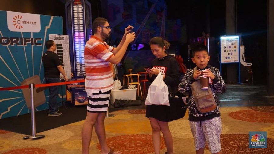 Ratusan orang mengantre  pukul 4:30 pagi untuk menonton pertama film Avengers: Endgame. Dari pakai baju tidur dan masih mengantuk, begini penampakannya.