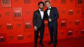 Mohamed Salah berpose dengan Jimmy Fallon. Sejumlah atlet lain yang masuk daftar adalah Tiger Woods, LeBron James, dan Caster Semenya. (REUTERS/Andrew Kelly)