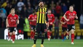 Pemain Watford Etienne Capoue seakan tidak percaya Shane Long mencetak gol saat laga baru berjalan 7,69 detik. Watford kemudian menyamakan kedudukan 1-1 lewat gol Andre Gray menit ke-90. (REUTERS/David Klein)