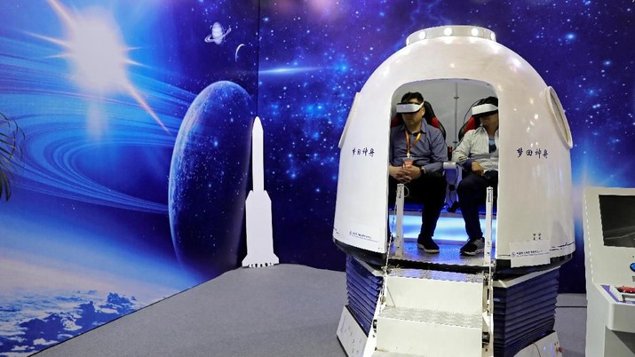 Hari Antariksa China 2019 People wear virtual reality (VR) goggles at an exhibition to mark China's Space Day 2019 on April 24, in Changsha, Hunan province, China, April 23, 2019. REUTERS/Aly Song