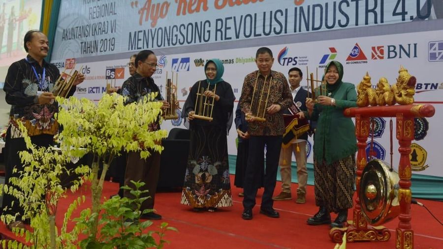 Menteri Energi Dan Sumber Daya Mineral (ESDM) Ignasius Jonan menekankan bahwa semua sektor harus mempersiapkan diri di era Revolusi Industri 4.0.