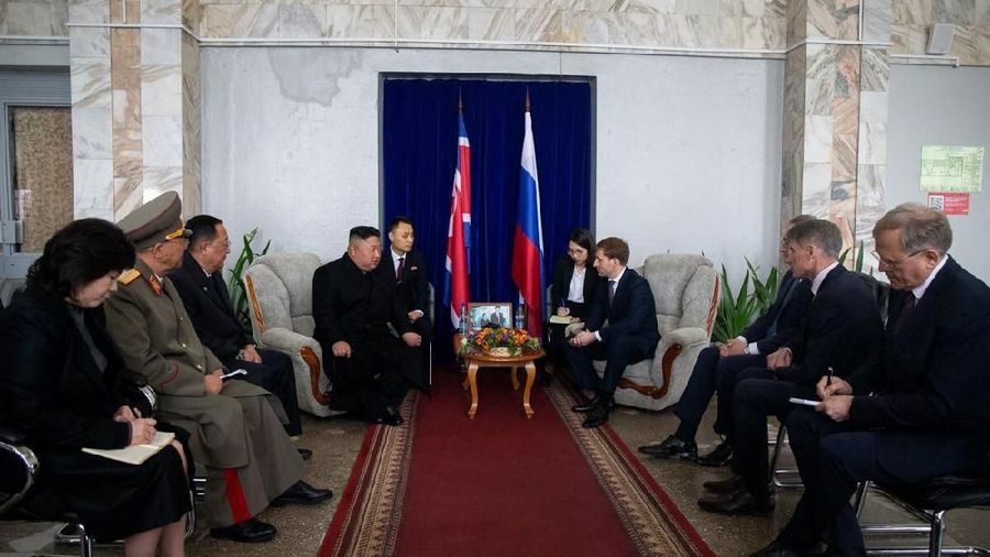 Pemimpin Korea Utara Kim Jong Un tiba di Rusia untuk bertemu Presiden Vladimir Putin.