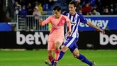 Philippe Coutinho berupaya melewati adangan gelandang Alaves, Tomas Pina. (REUTERS/Vincent West)