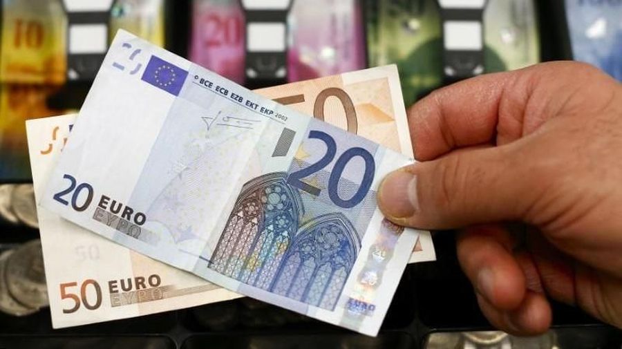 Mata uang euro merosot tajam  setelah Presiden European Central Bank (ECB) Mario Draghi membuka peluang pemangkasan suku bunga.
