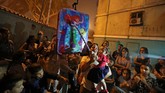 Ada juga yang memilih merayakan pesta ulang tahun dengan memukul pinata, atau unjuk kebolehan tari kejang (break dance). (REUTERS/Ivan Alvarado)
