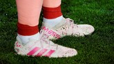 Lionel Messi menggunakan sepatu bercorak warna merah jambu ketika berhadapan dengan Alaves. Messi juga mengenakan sepatu yang sama ketika melawan Manchester United di ajang perempat final Liga Champions. (REUTERS/Vincent West)