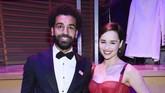 Mohamed Salah juga foto bersama dengan aktris Emilia Clarke yang terkenal memainkan tokoh Daenerys Targaryen dalam film seri Game of Thrones. (Dimitrios Kambouris/Getty Images for TIME/AFP)