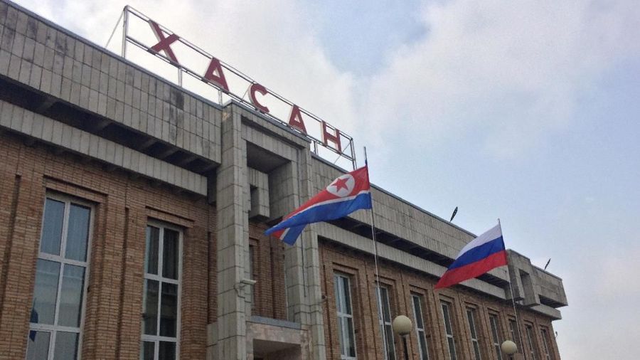 Bendera negara Korea Utara dan Rusia terbang di stasiun kereta api di dekat perbatasan antara negara-negara selama persiapan untuk kunjungan yang mungkin dilakukan oleh pemimpin Korea Utara Kim Jong Un di pemukiman timur jauh Khasan, Rusia 23 April 2019. ( REUTERS / Stringer)