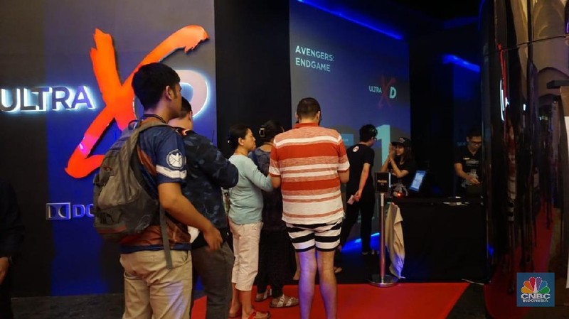 Ratusan orang mengantre  pukul 4:30 pagi untuk menonton pertama film Avengers: Endgame. Dari pakai baju tidur dan masih mengantuk, begini penampakannya.