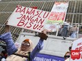 Aksi di Bawaslu, Jurkam Prabowo Minta Massa Lepas Atribut 02
