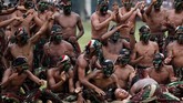 Seorang prajurit Kopassus memiliki kemampuan unggulan dalam pertempuran jarak dekat, menggunakan senjata nonapi dari jarak jauh seperti lempar pisau atau kapak, bertempur di segala medan, penembak jitu, serta lihai dalam pengintaian dan intelijen. (REUTERS/Willy Kurniawan)