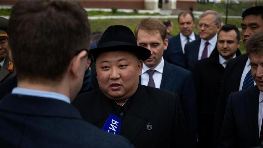 Pemimpin Korea Utara Kim Jong Un tiba di Rusia untuk bertemu Presiden Vladimir Putin.