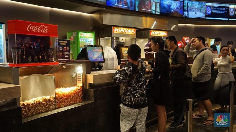 Ratusan orang mengantre  pukul 4:30 pagi untuk menonton pertama film Avengers: Endgame. Dari pakai baju tidur dan masih mengantuk, begini penampakannya.