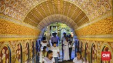 Kuil Gigi Budha (Temple of the Tooth) merupakan tempat ibadah sekaligus objek wisata di kota Kandy. Kuil yang berusia 300 tahun ini dihiasi dengan ornamen yang memukau. Untuk masuk ke kuil ini pengunjung diwajibkan membayar Rp100 ribu per orang. (CNNIndonesia/Safir Makki)