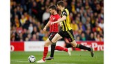 Craig Cathcart kemudian berusaha melakukan umpan lambung ke sisi kiri pertahanan Southampton. Namun, bola berhasil diblok Shane Long. (Reuters/Andrew Boyers)