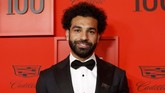 Mohamed Salah berpose ketika tiba di Time 100 Gala merayakan 100 orang paling berpengaruh versi majalah Time di New York, Amerika Serikat, Selasa (23/4) malam waktu setempat. (REUTERS/Andrew Kelly)