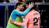 Carles Alena merayakan gol bersama Lionel Messi yang masih berada di bangku cadangan. (REUTERS/Vincent West)
