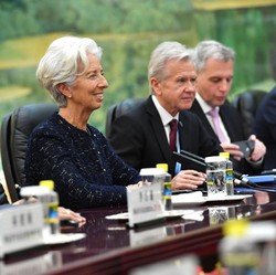Bos IMF Tiba-tiba Mundur, Ada Apa Ya?