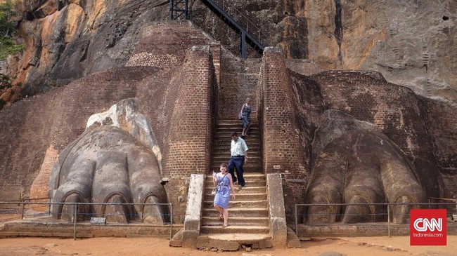 Sigiriya Rock (Batu Singa) adalah benteng dan istana batu kuno yang terletak di Distrik Matale, Sri Lanka. Sigiriya Rock dikelilingi oleh sisa kebun, waduk, dan reruntuhan bangunan lainnya. Sigiriya juga terkenal akan lukisan kunonya. (CNNIndonesia/Safir Makki)