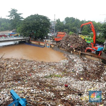 Penampakan Gunungan Sampah Menghiasi Pintu Air Manggarai