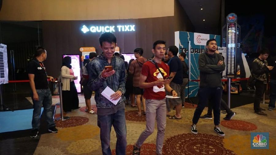 Ratusan orang mengantre  pukul 4:30 pagi untuk menonton pertama film Avengers: Endgame. Dari pakai baju tidur dan masih mengantuk, begini penampakannya.
