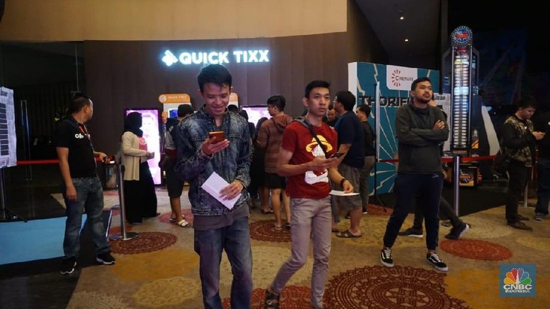 Ratusan orang mengantre  pukul 4:30 pagi untuk menonton pertama film Avengers: Endgame. Dari pakai baju tidur dan masih mengantuk, begini penampakannya.