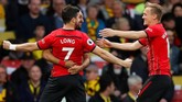 Shane Long merayakan gol bersama Nathan Redmond dan James Ward-Prowse. Setelah Ledley King ada gol Alan Shearer ke gawang Manchester City saat 10,52 detik dan gol 10,54 detik Christian Eriksen ke gawang Manchester United musim lalu. (Reuters/Andrew Boyers)
