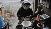 Ayano kecil ingat bahwa Nagoro pernah menjadi pemukiman yang menyenangkan dengan sekitar 300 warga yang sebagian besar bekerja di industri kehutanan dan pembangunan bendungan.