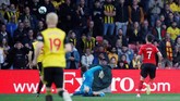 Setelah melewati Craig Cathcart, Shane Long dengan tenang menaklukkan kiper Watford Ben Foster dengan mencungkil bola. (REUTERS/David Klein)