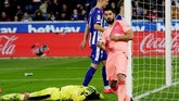 Luis Suarez menggandakan keunggulan Barcelona melalui titik putih pada menit ke-60. (REUTERS/Vincent West)