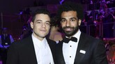 Mohamed Salah juga berpose dengan Rami Malek yang kariernya meroket usai memainkan tokoh Freddie Mercury dalam film Bohemian Rhapsody. (Dimitrios Kambouris/Getty Images for TIME/AFP)