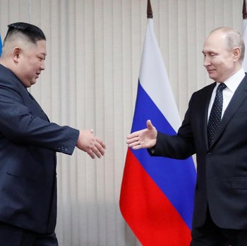 Senyum Hangat Putin di Pertemuan Pertama dengan Kim Jong Un