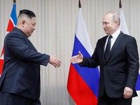 Senyum Hangat Putin di Pertemuan Pertama dengan Kim Jong Un