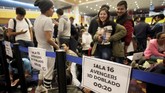 Para penggemar pun setia menunggu giliran untuk bisa menonton 'Avengers: Endgame' meski hingga tengah malam yang dingin. (REUTERS/David Mercado)