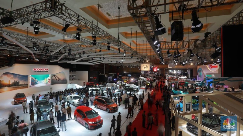Deretan Mobil mewah dan termahal mejeng di Indonesia Internasional Motor Show. (CNBC indonesia/Muhammad Sabki)